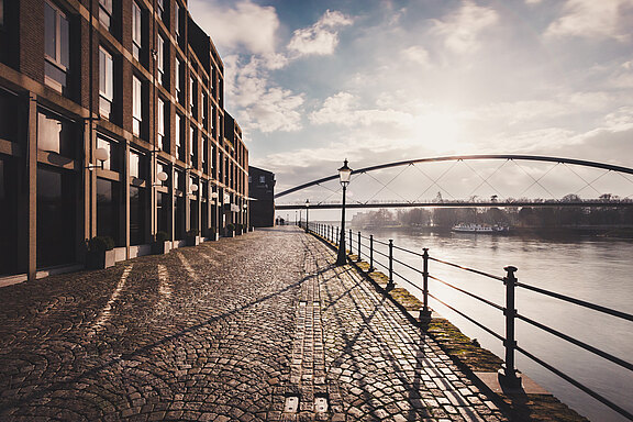 Roxy: Farbig,  Ein Bild mit Wasser und Brücke im Hintergrund.